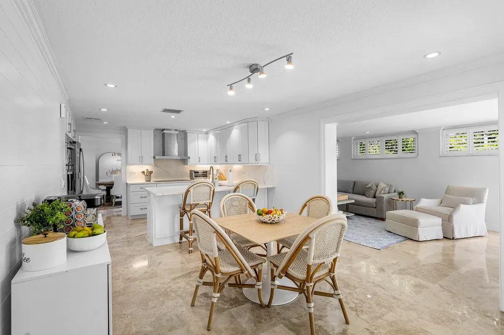 820 Palm Trail Delray Beach FL 33483