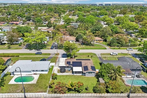 4688 NW 1st Street Plantation FL 33317