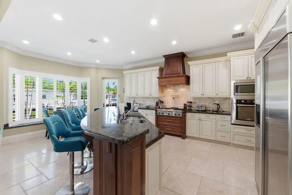 2221 NE 48th Court Lighthouse Point FL 33064