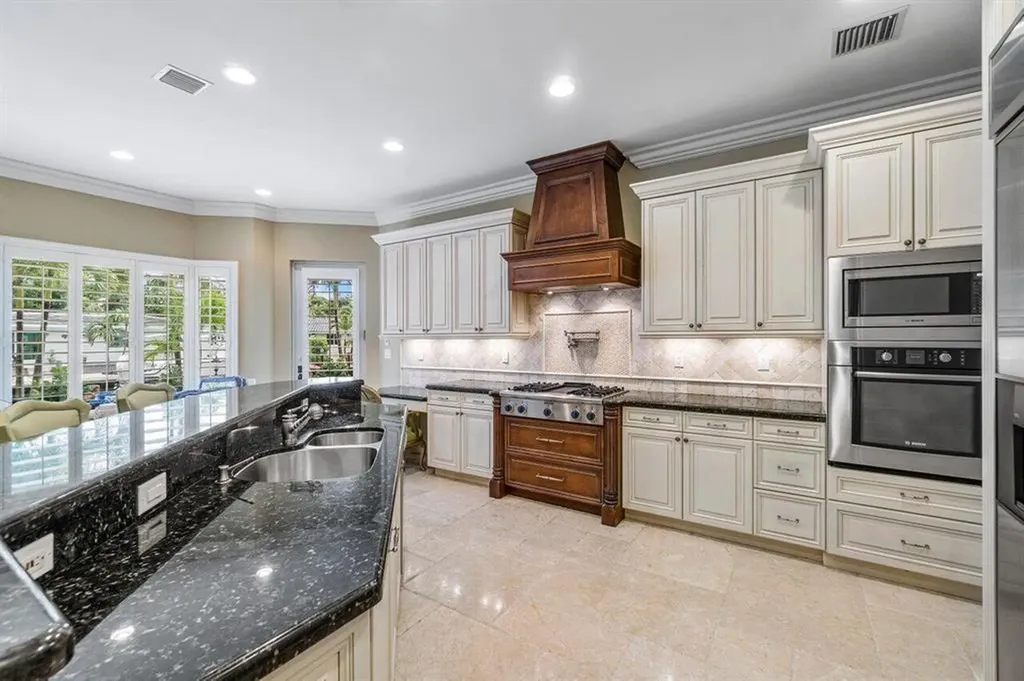 2221 NE 48th Court Lighthouse Point FL 33064