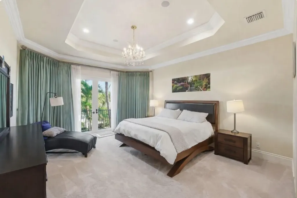 2221 NE 48th Court Lighthouse Point FL 33064