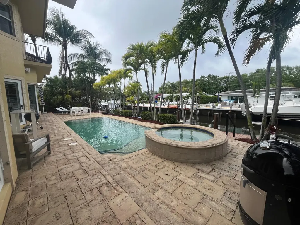 2221 NE 48th Court Lighthouse Point FL 33064