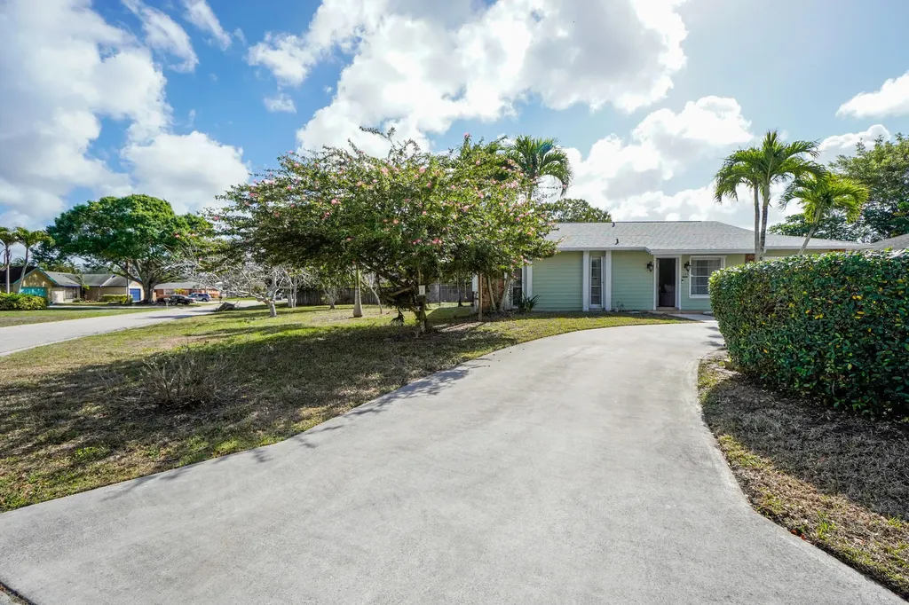 120 W Swan Parkway W Royal Palm Beach FL 33411