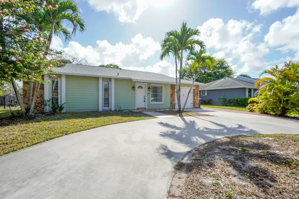 120 W Swan Parkway W Royal Palm Beach FL 33411