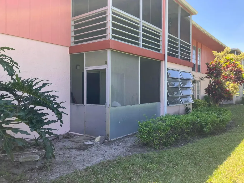 17 Golfs Edge West Palm Beach FL 33417
