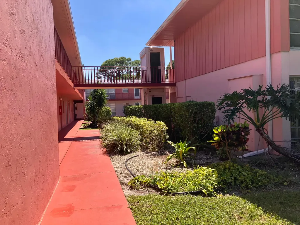 17 Golfs Edge West Palm Beach FL 33417