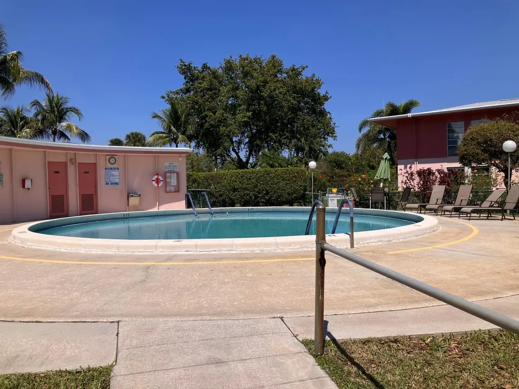 17 Golfs Edge West Palm Beach FL 33417