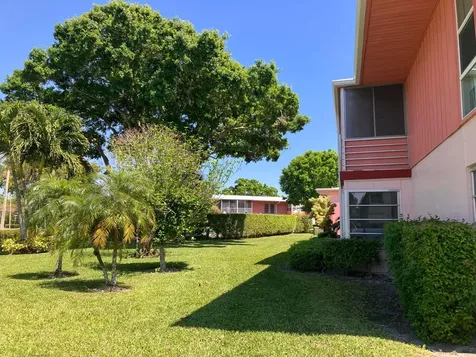 17 Golfs Edge West Palm Beach FL 33417