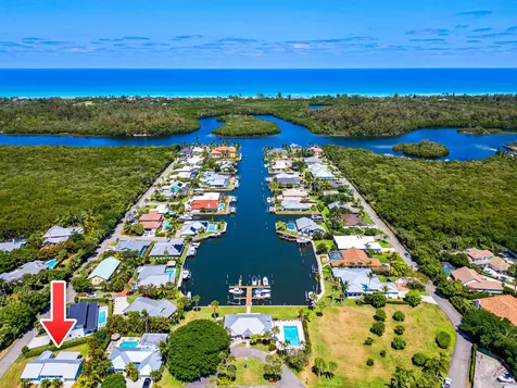 9165 SE Yacht Club Circle Hobe Sound FL 33455