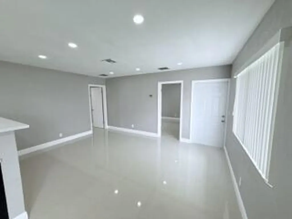 2710 NW 24th Avenue Oakland Park FL 33311