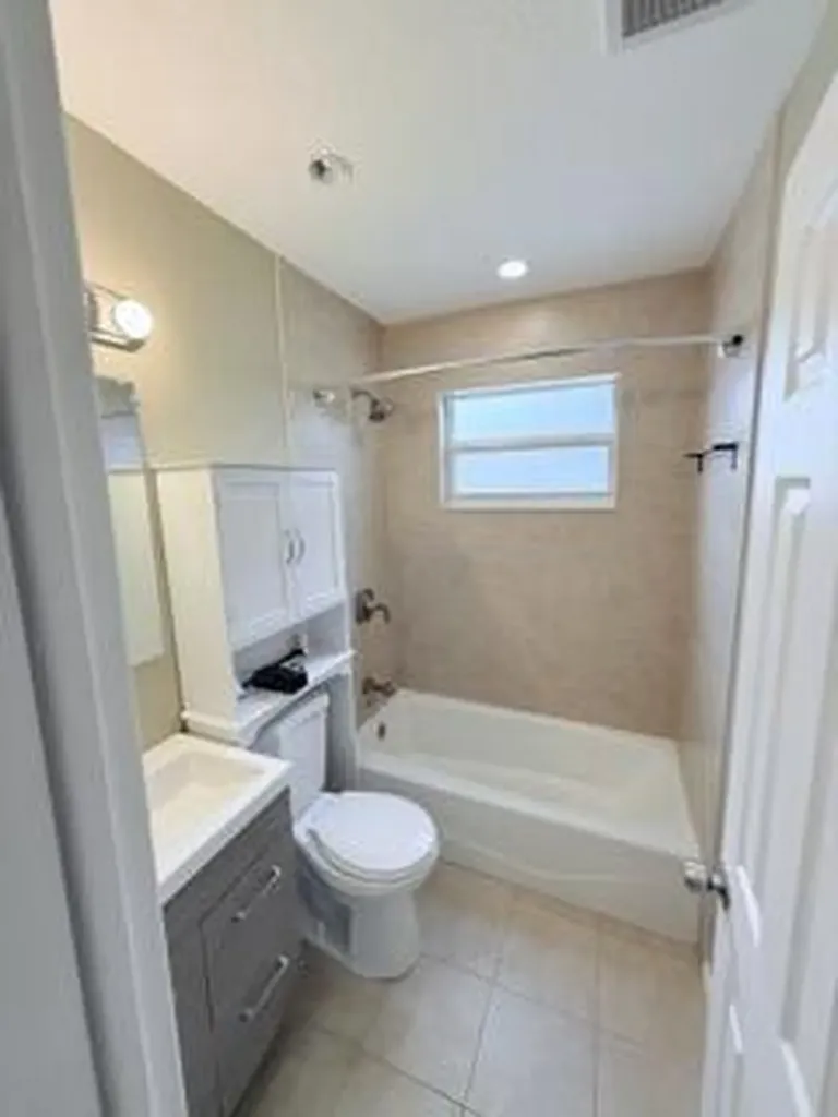 2710 NW 24th Avenue Oakland Park FL 33311