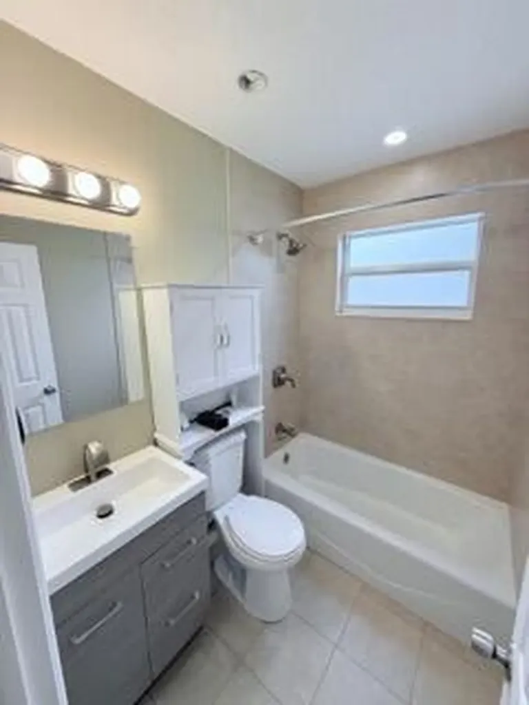 2710 NW 24th Avenue Oakland Park FL 33311