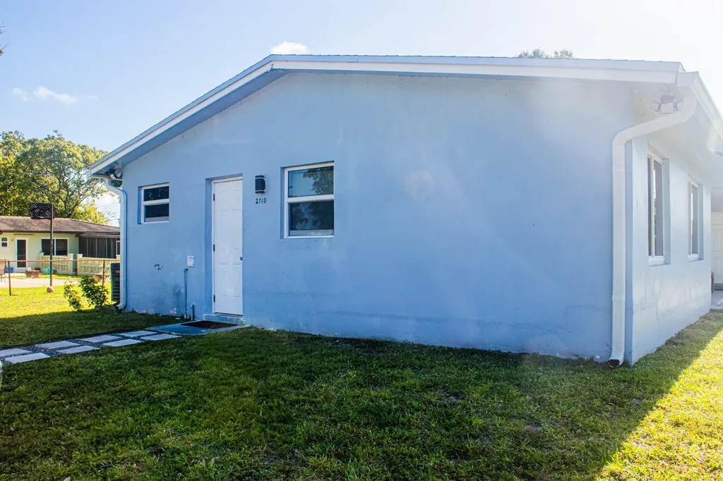 2710 NW 24th Avenue Oakland Park FL 33311