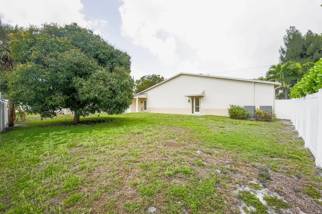 912 SE 4th Street Boynton Beach FL