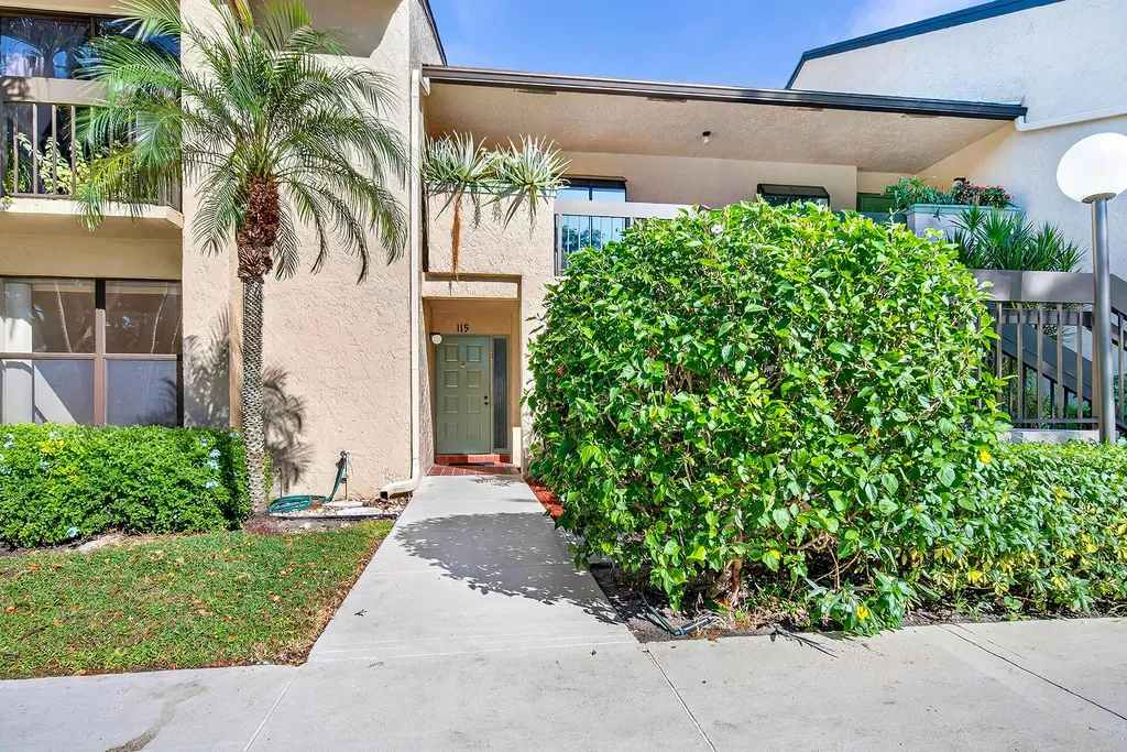 5021 Oak Hill Lane Delray Beach FL 33484