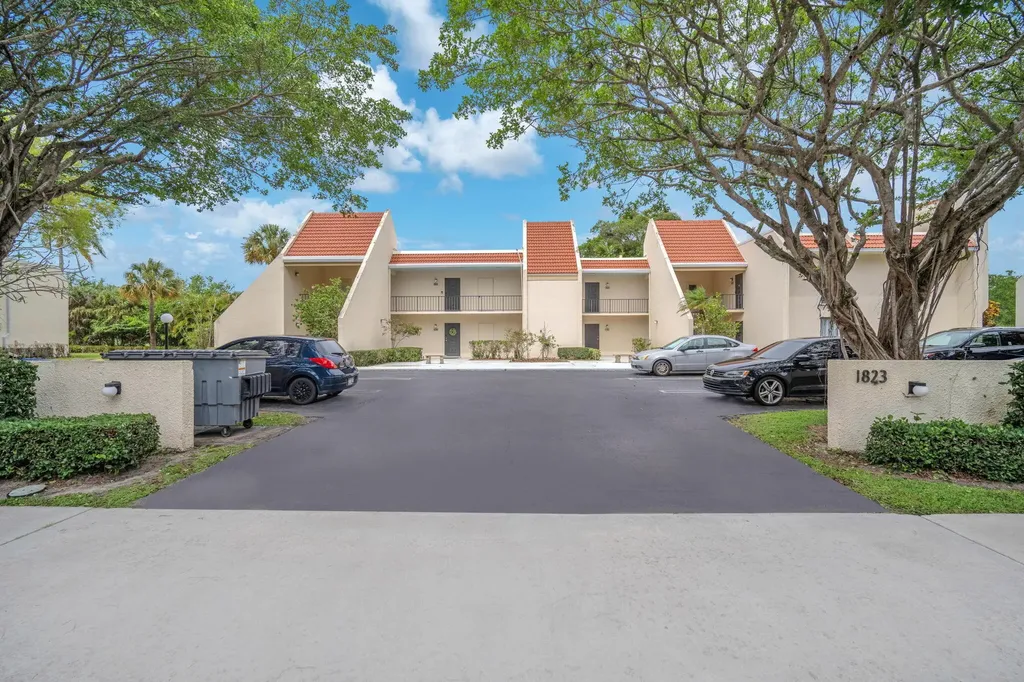 1823 Presidential Way West Palm Beach FL 33401