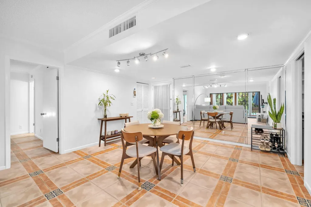 1823 Presidential Way West Palm Beach FL 33401
