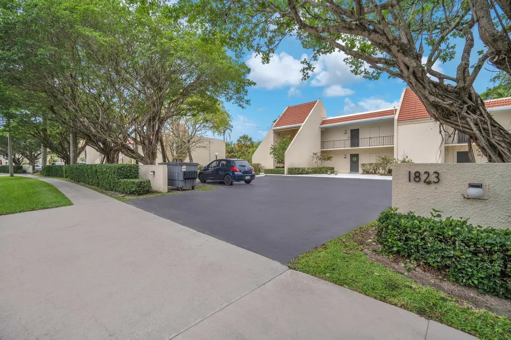 1823 Presidential Way West Palm Beach FL 33401