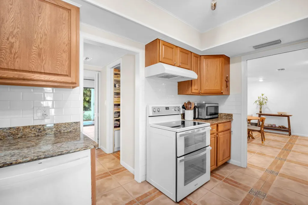 1823 Presidential Way West Palm Beach FL 33401