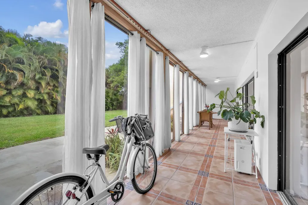 1823 Presidential Way West Palm Beach FL 33401