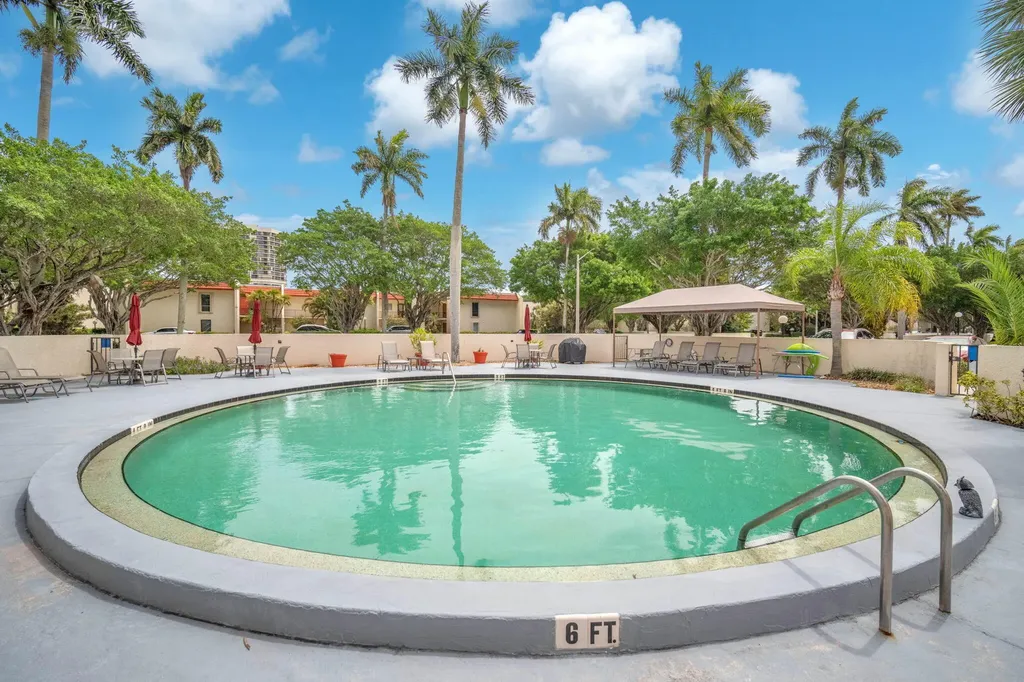 1823 Presidential Way West Palm Beach FL 33401