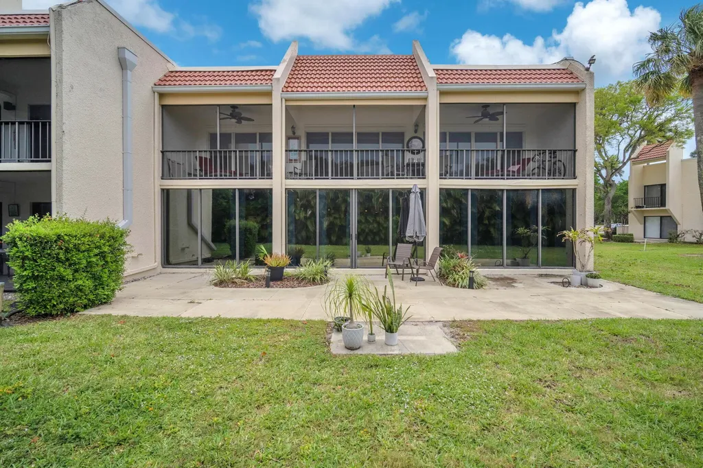 1823 Presidential Way West Palm Beach FL 33401