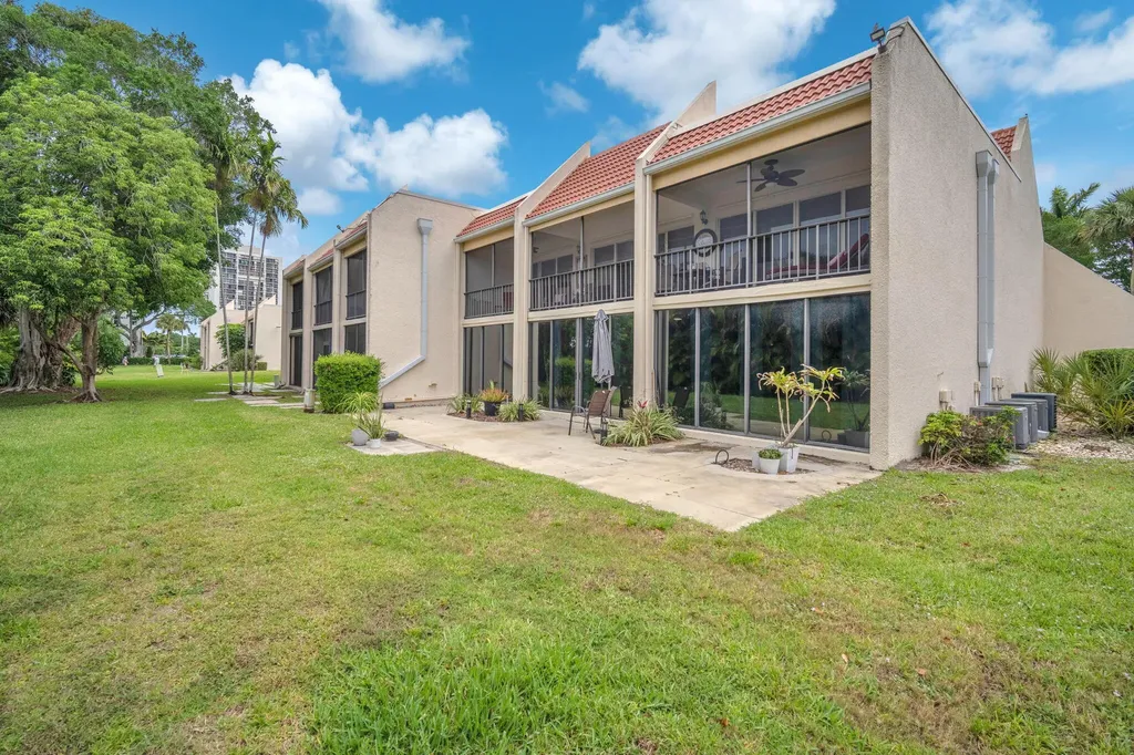 1823 Presidential Way West Palm Beach FL 33401