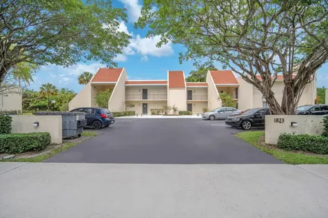 1823 Presidential Way West Palm Beach FL 33401