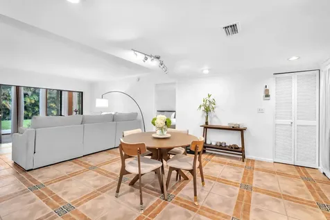 1823 Presidential Way West Palm Beach FL 33401