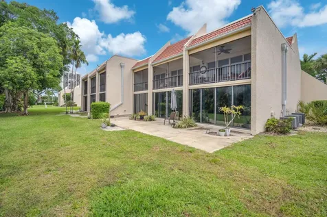 1823 Presidential Way West Palm Beach FL 33401