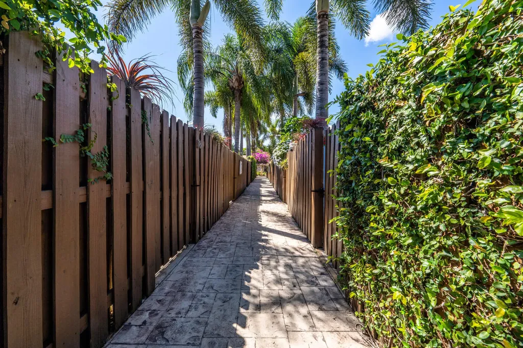 1200 NE 17th Court Fort Lauderdale FL 33305