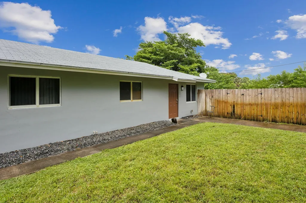 2227 NE 3rd Avenue Delray Beach FL 33444