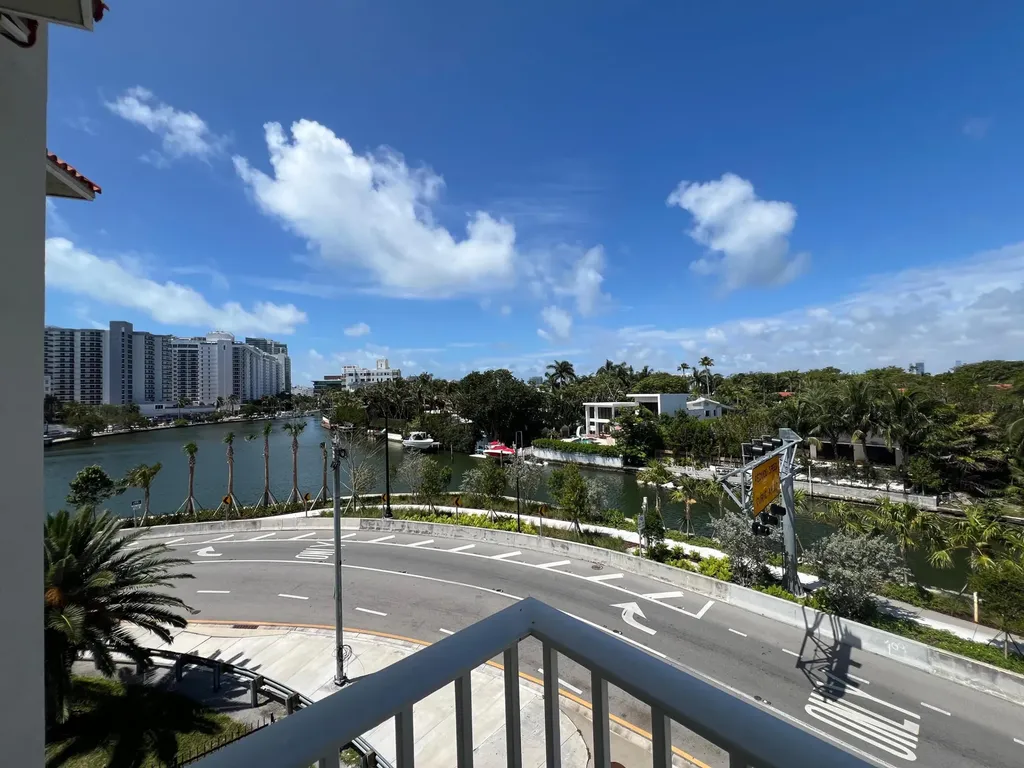 2600 Collins Avenue Miami Beach FL 33140