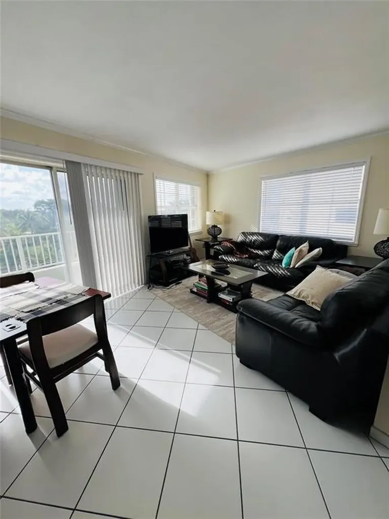 2600 Collins Avenue Miami Beach FL 33140