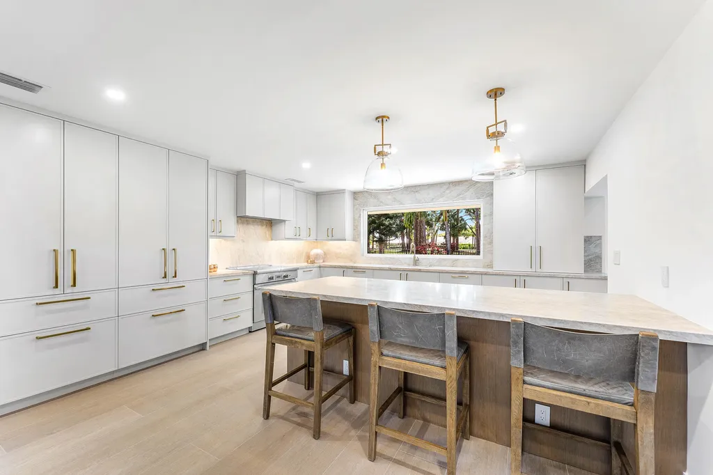 654 W Lakewoode Circle Delray Beach FL 33445