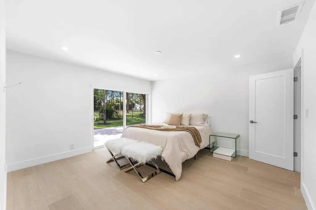 654 W Lakewoode Circle Delray Beach FL 33445
