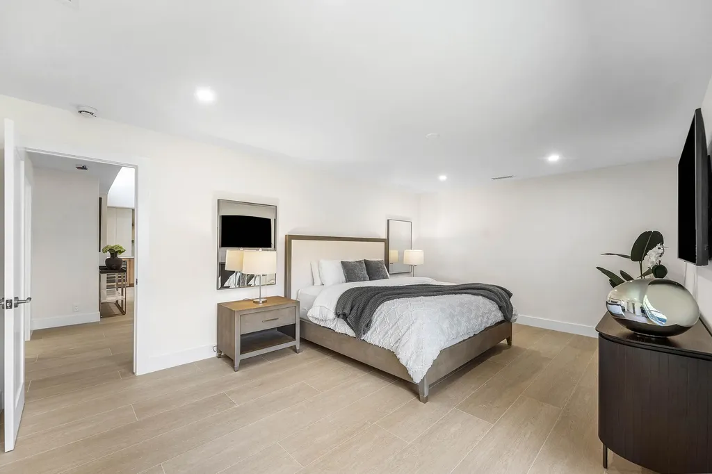 654 W Lakewoode Circle Delray Beach FL 33445