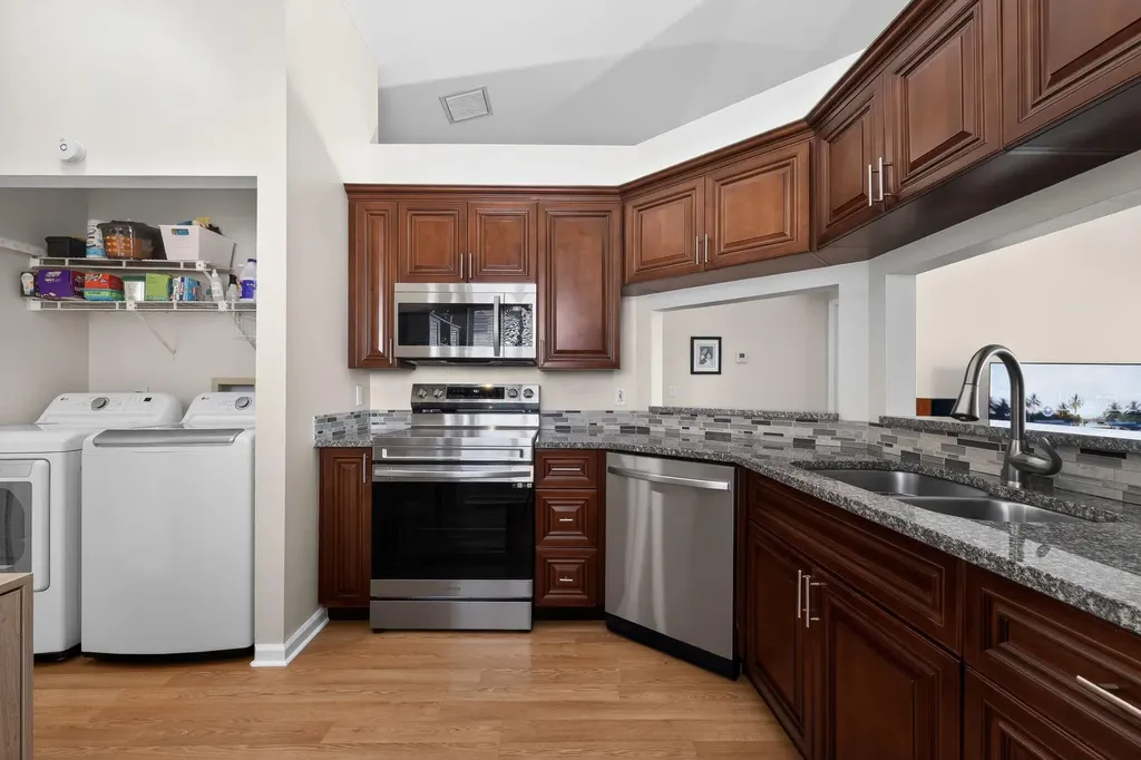 4 Vía De Casas Sur Boynton Beach FL 33426