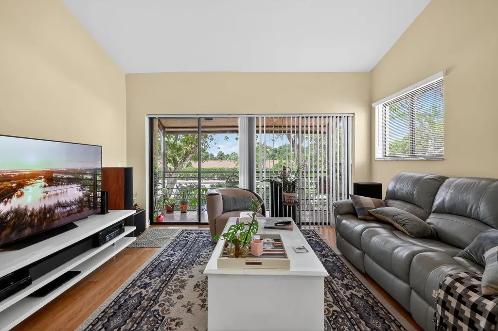 4 Vía De Casas Sur Boynton Beach FL 33426