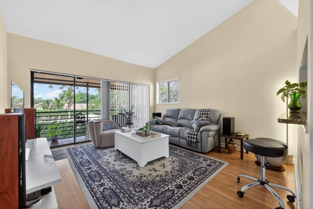 4 Vía De Casas Sur Boynton Beach FL 33426