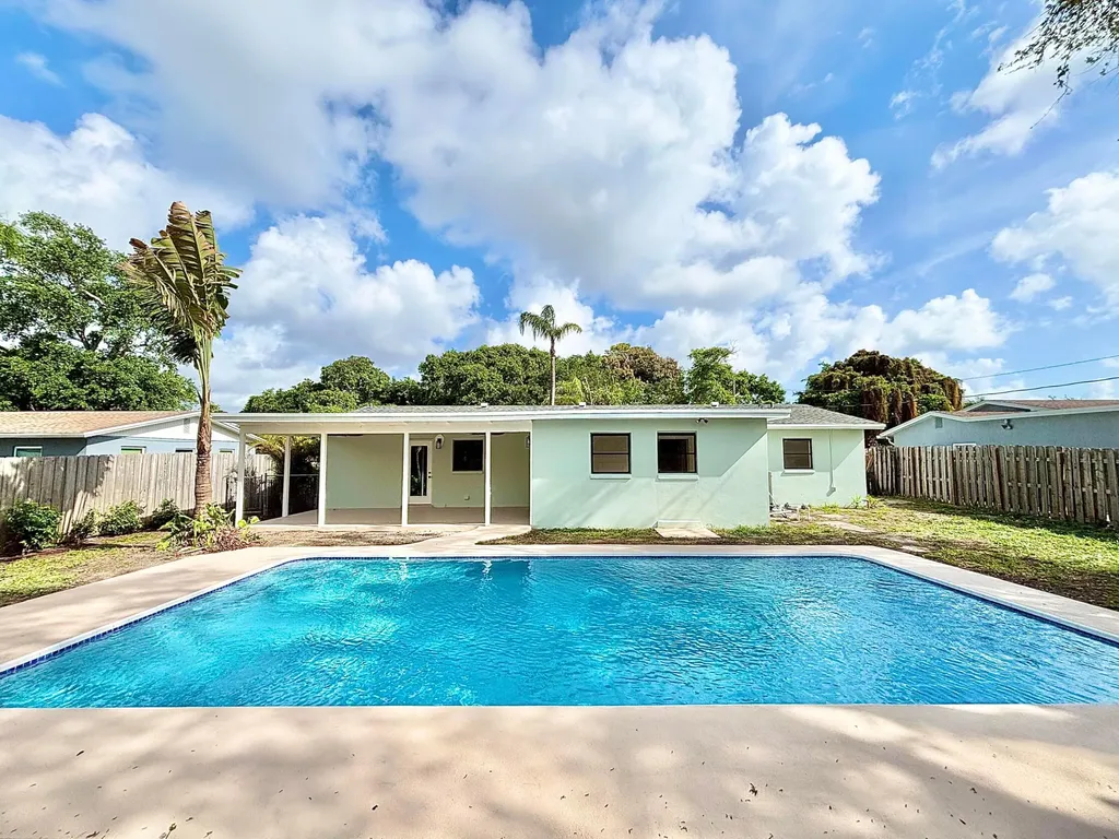 1753 16th Court N Lake Worth Beach FL 33460