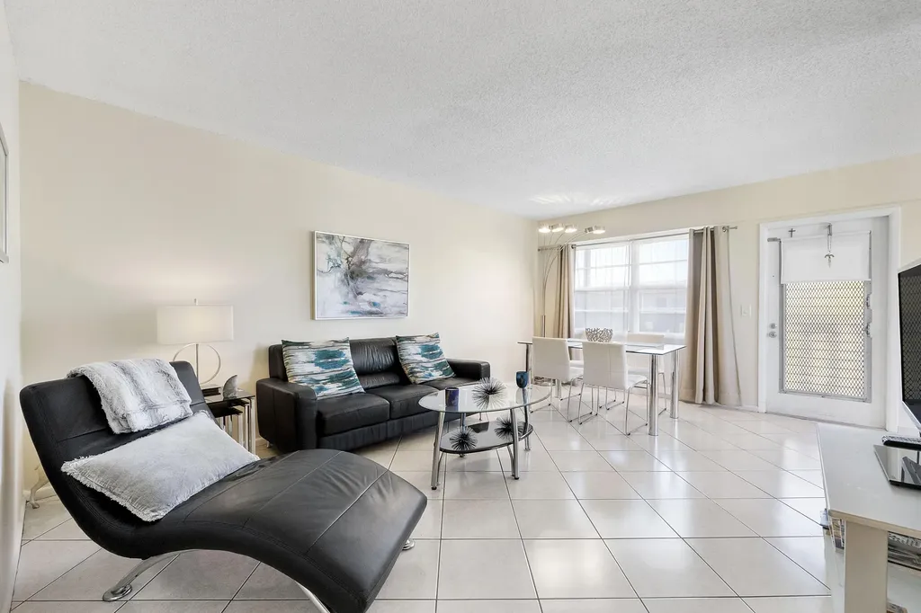 281 Fanshaw G Boca Raton FL 33434
