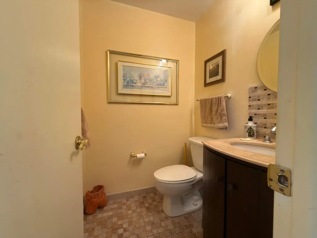 465 Flanders J Delray Beach FL 33484