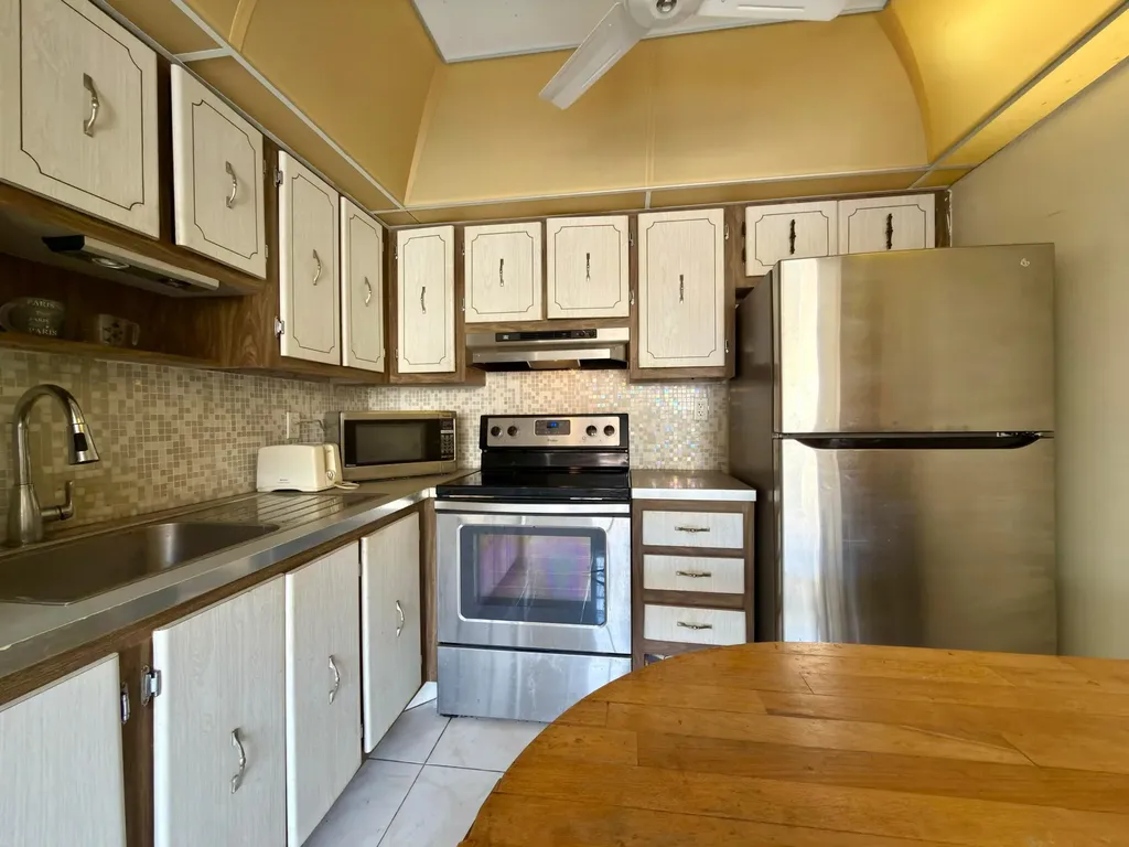 465 Flanders J Delray Beach FL 33484