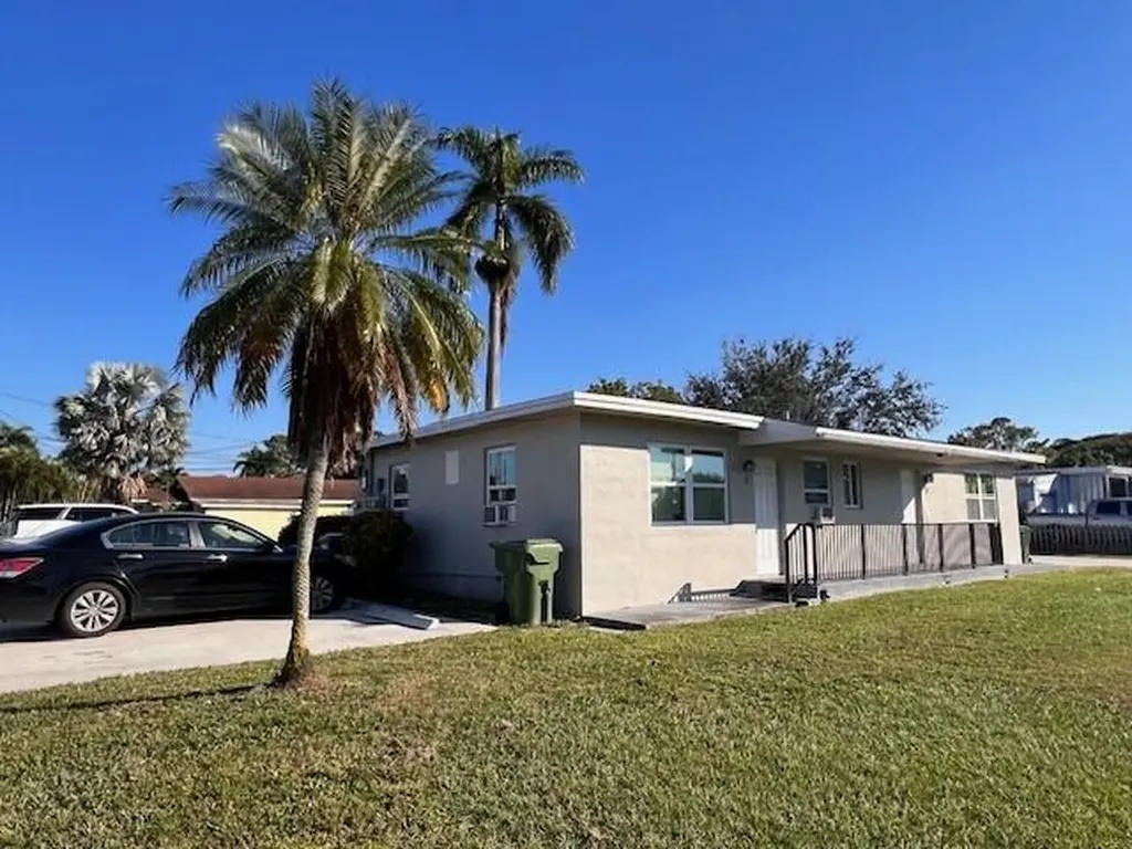 3890 Lakewood Road Palm Springs FL 33461
