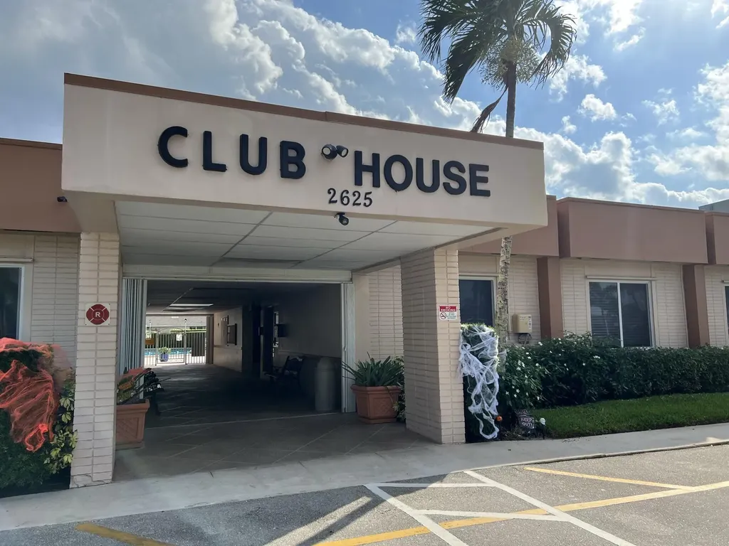 2736 Dudley Drive E West Palm Beach FL 33415