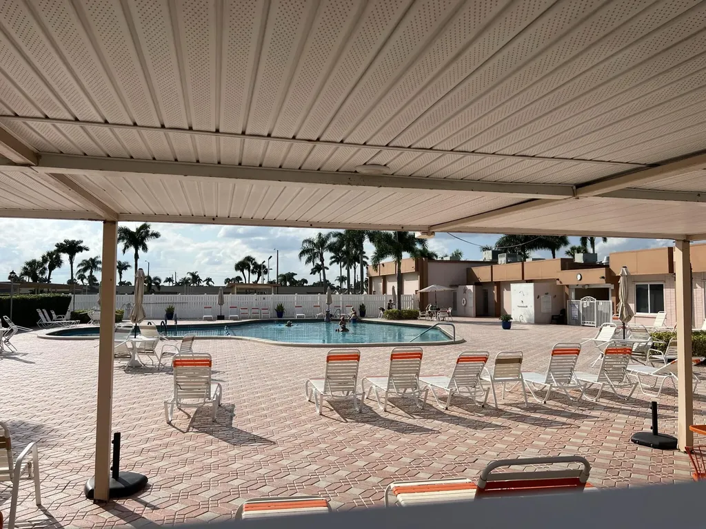 2736 Dudley Drive E West Palm Beach FL 33415