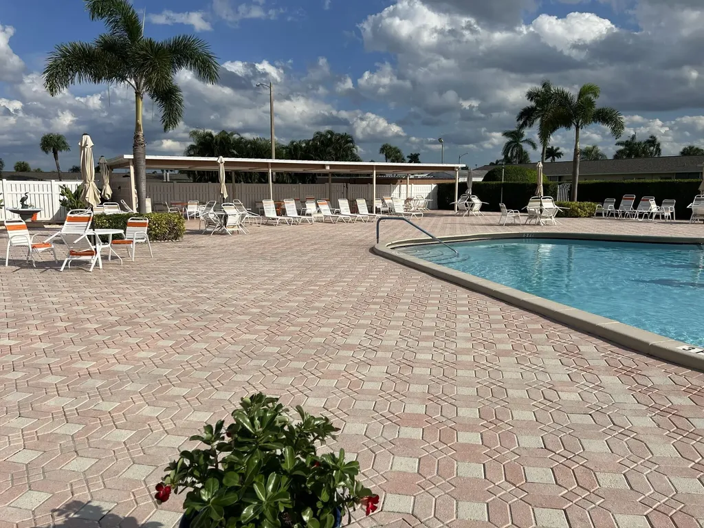 2736 Dudley Drive E West Palm Beach FL 33415