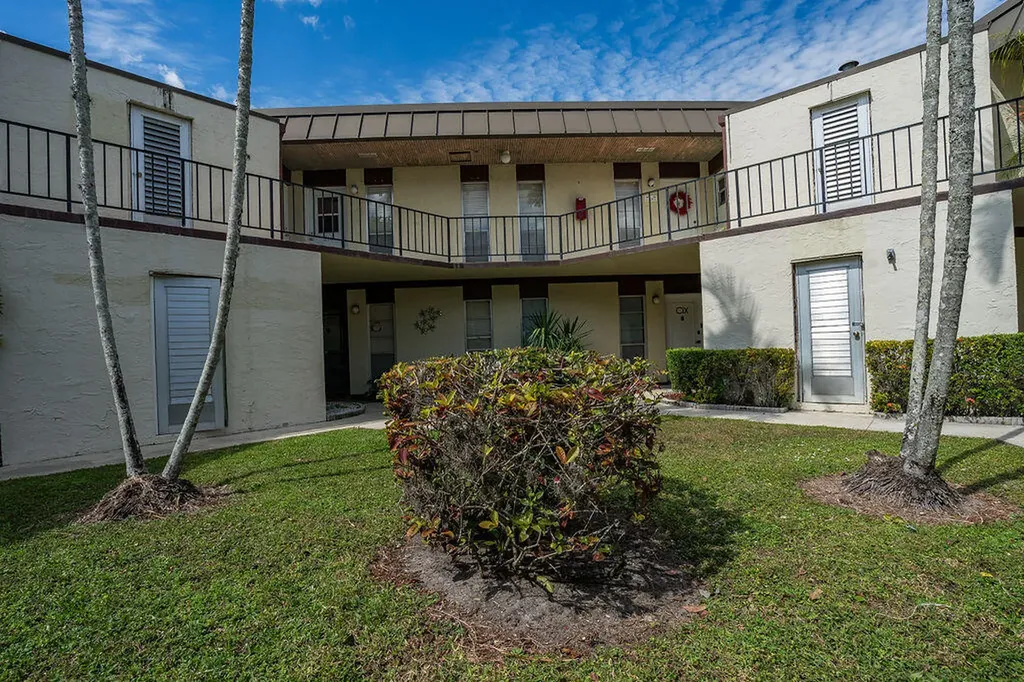 2 Greenway Village N Royal Palm Beach FL 33411