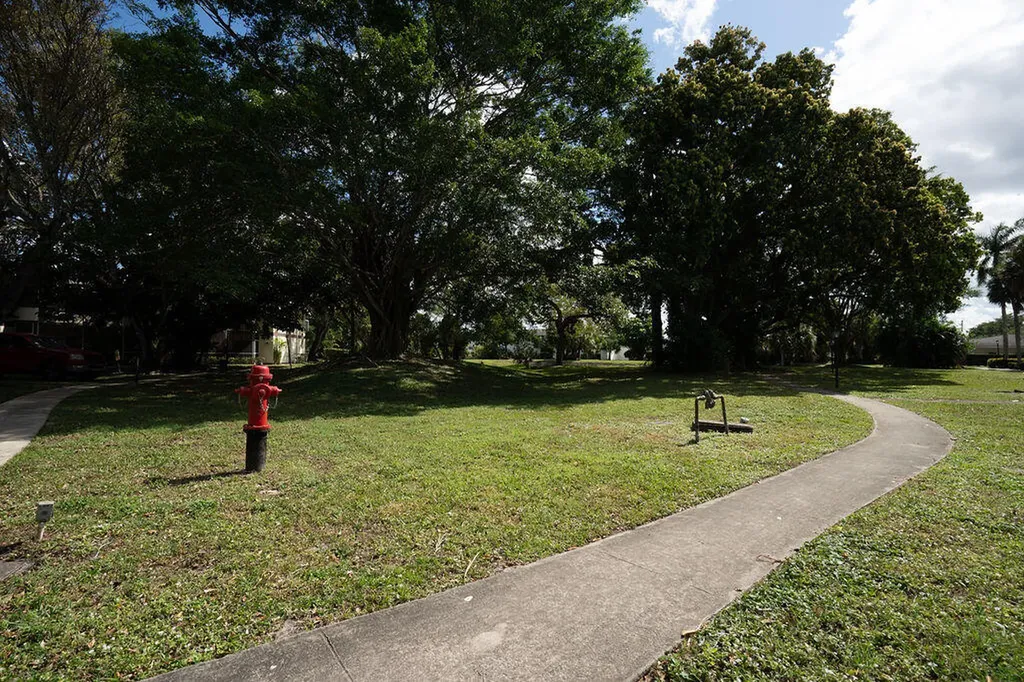 2 Greenway Village N Royal Palm Beach FL 33411